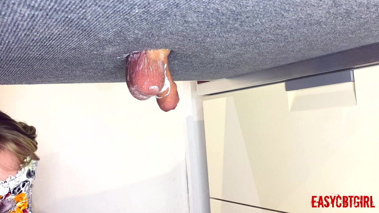 AnnyCandyPainboy: Herrin rasiert die eier ihrer sklavin auf dem melkbrett, easycbtgirl