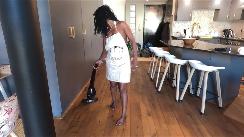 Black Swan: L'affare del grembiule- la milf sexy assaggia la sua figa...