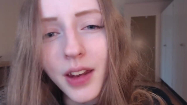KissMyHips: Lesklé rty saje prsty, plive a slintá přes výstřih