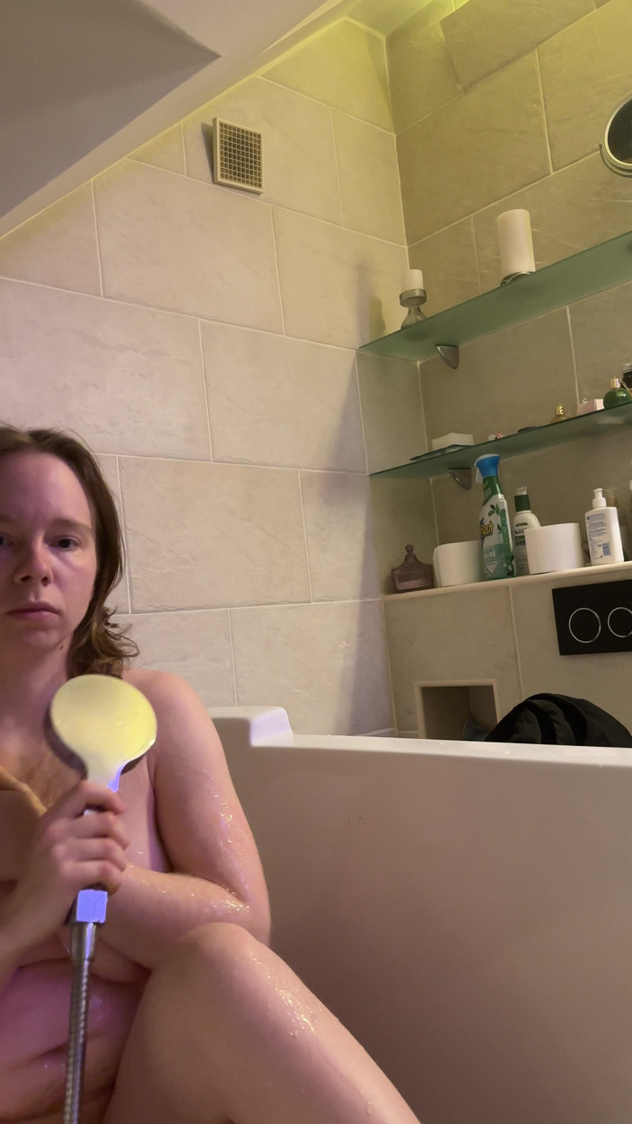 SweetLucy96: Spogliata in bagno