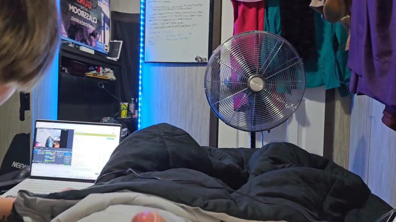 Funhousewife69: 하드코어 자지를 빨아주는 걸 볼 때까지 그의 방을 청소하는 하녀였습니다.