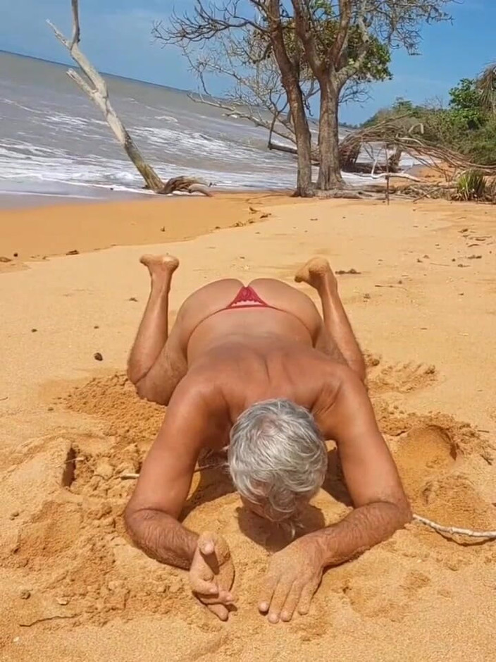 Ladysilvas: Ladysilva pe plajă arătându-și curul sexy în chiloți roșii