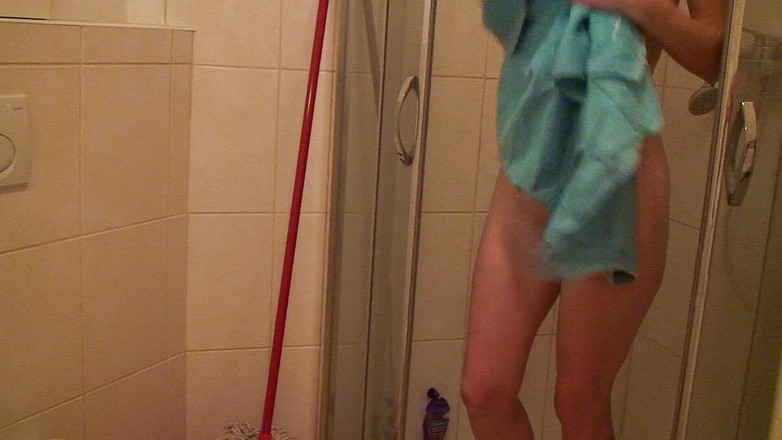 All Those Girlfriends: Daryn dedilhando buceta enquanto toma banho