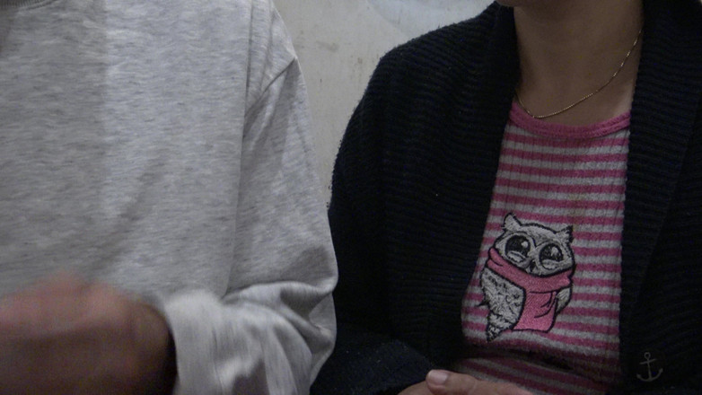 Stepmom Susan: Madrastra pervertida le da una paja a su hijastro virgen...