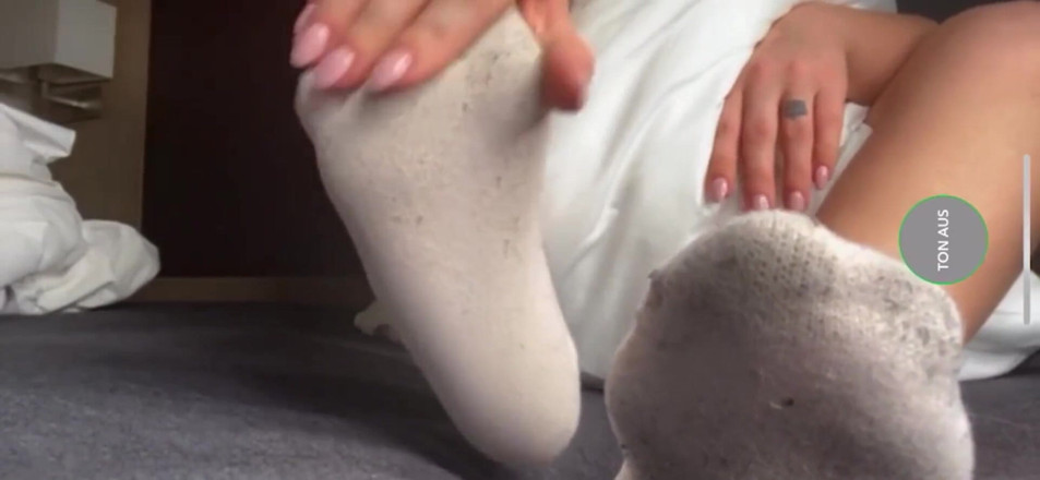 Luxufeets: Removing my socks for you.. slowly and hot (no audio)