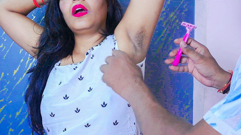 pinki_cute: Sora vitregă sexy Ravinadesi goală în fața Saloon Man, în timpul bărbieririi...