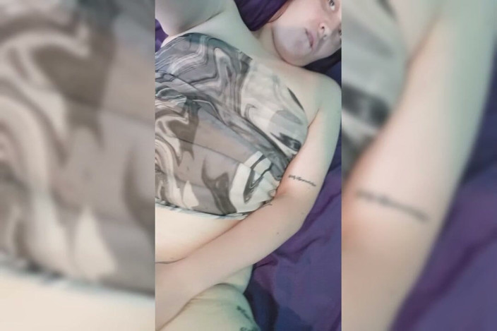 Chubby Sex Symbol: Ragazza BBW che si masturba nella vagina bagnata