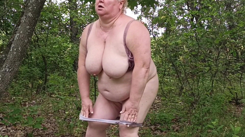 Zona901: Mother-in-law Undressed in a Park and Masturbates Her Pussy
