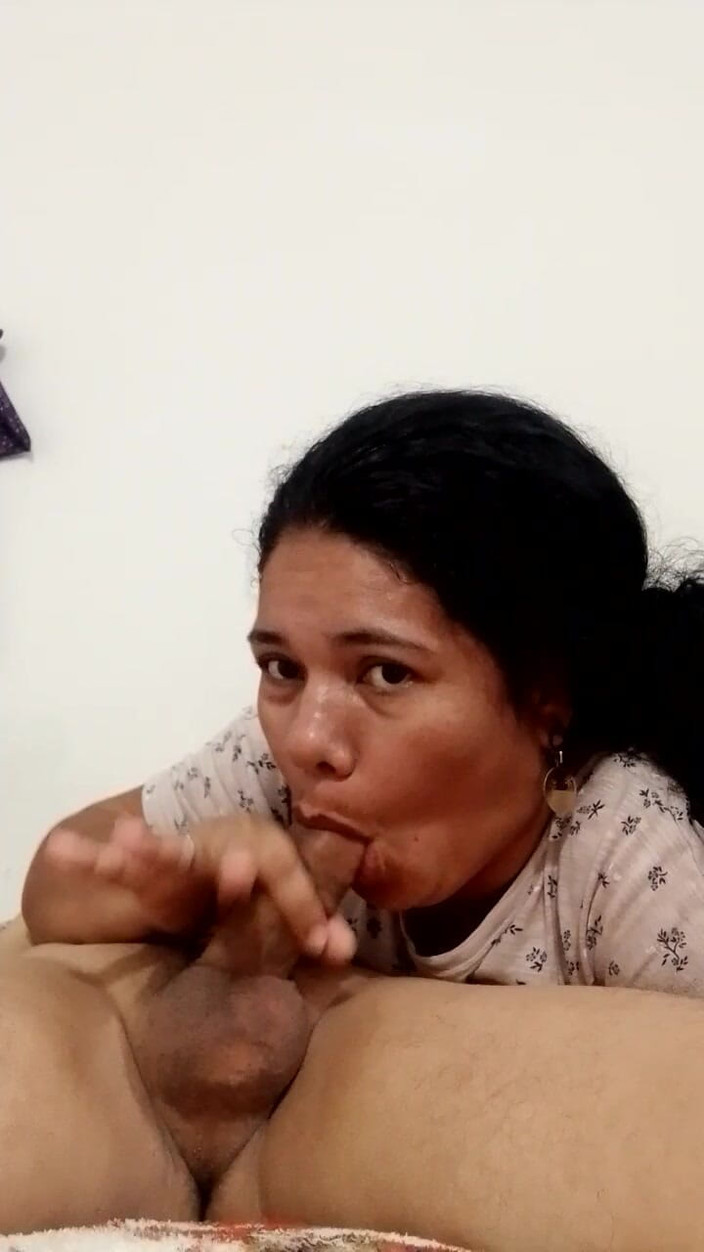 Valkyrieandluigy: Isteri menghisap deepthroat teman wanita cantik submisif