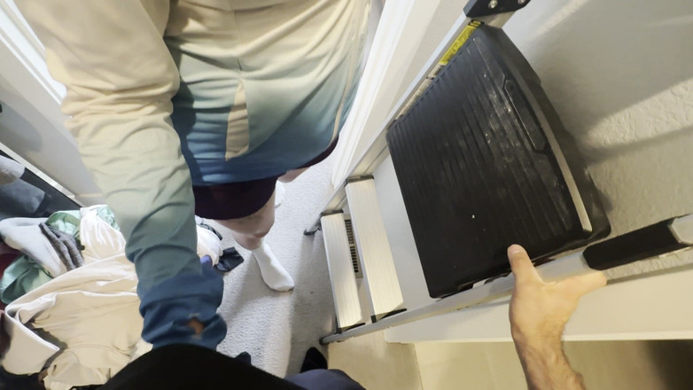 Bigmax8inch: Ea se masturbează în timp ce muncitorul a instalat camera pentru...