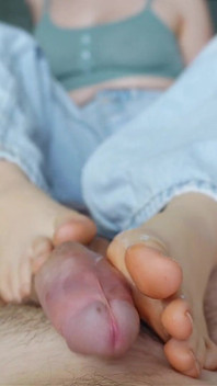 Footjob with Cum on the Petite Toes