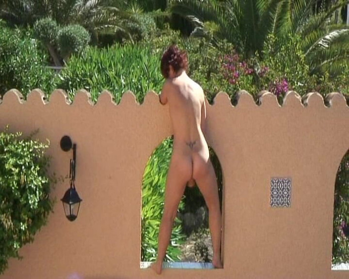 Popp Sylvie: Onani - naken vid hotellpoolen