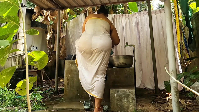 Anne Ipe: Indiancă bhabi elegantă făcând baie complet goală în aer liber, arătându-și...