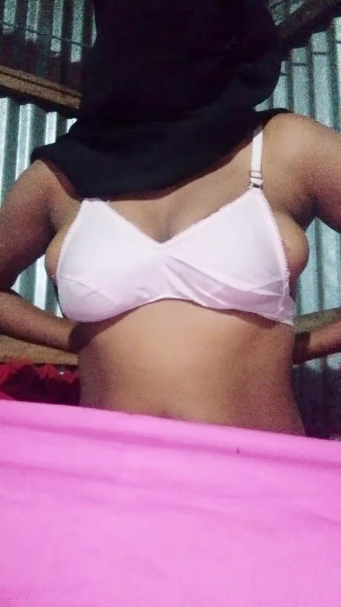 priyastar99: Sexy Woman Masturbating with Her Hand - Video