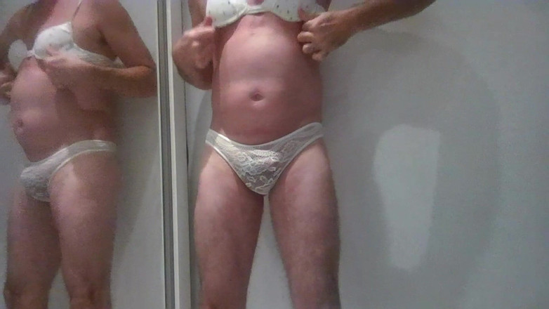 Alan Long: Külotumla binanın merdivenlerinden iniyorum!