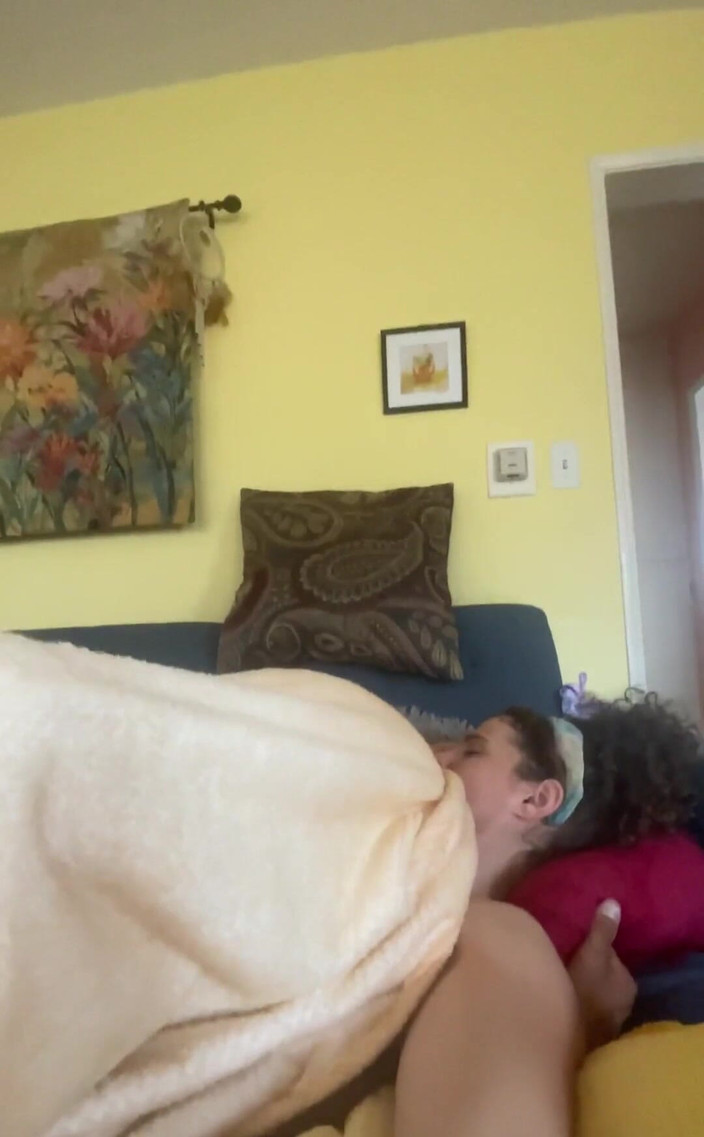 VibeWithMommy: Is het raar om een stel te zien vrijen?