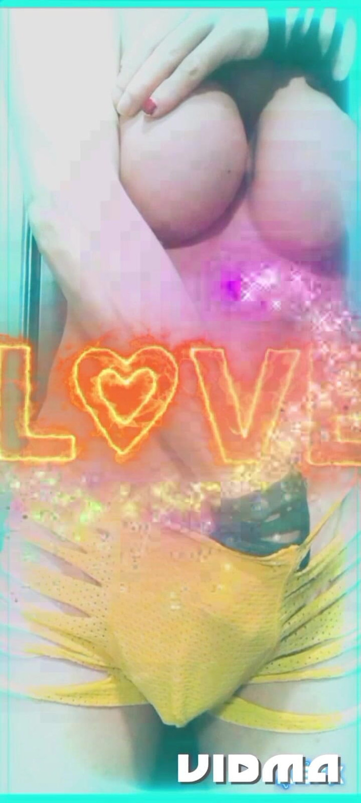 Laratransexualbarcel: Transsexuelle berührt ihren körper