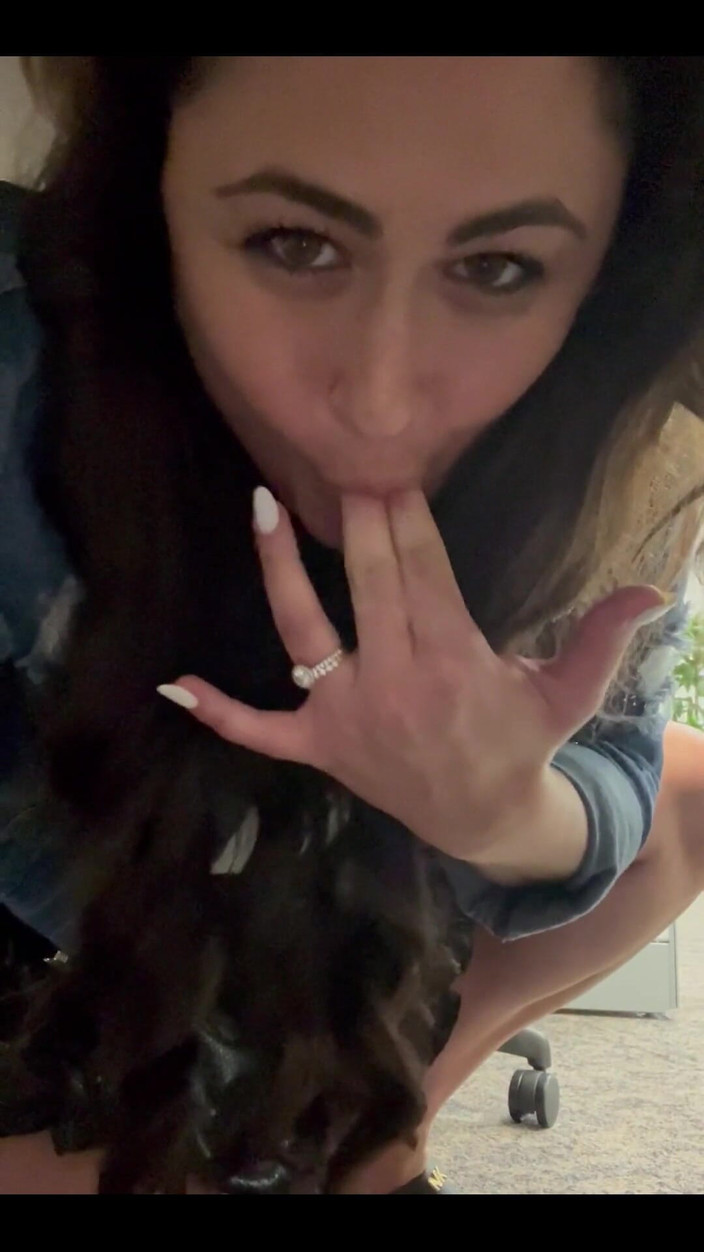 Josie Jaxxon: Masturbându-mă din nou la birou!