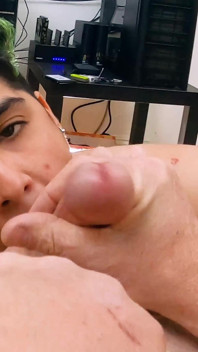 Queer Baby menghisap zakar teman lelaki nerdnya