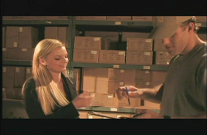 Cryptostudios: Blonde pakhuiscontroleur zuigt pik collega en wordt geneukt