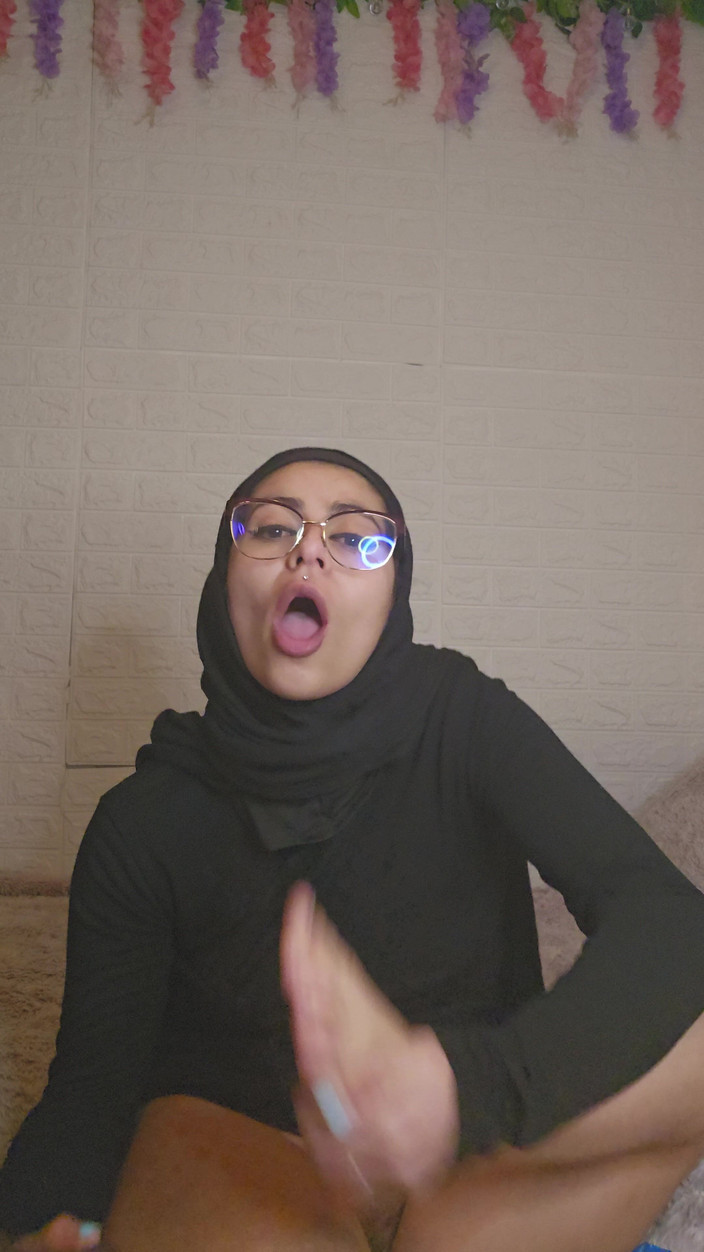 MiaNIqab: Смокче мої ноги і анальний ділдо Міа Нікаб