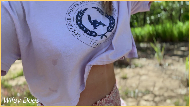 Wifey Does: Wifey jest bez biustu z krótkim crop top na