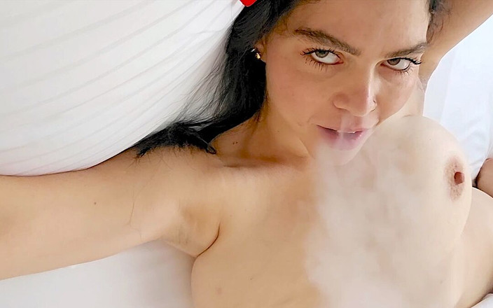 Shione Cooper: Vaping, když líže tak pěkná moje kundička mě dělá dva...