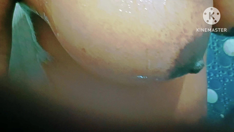 Sweethoneybgl: Ragazza con tette enormi fa il bagno e seduce il...