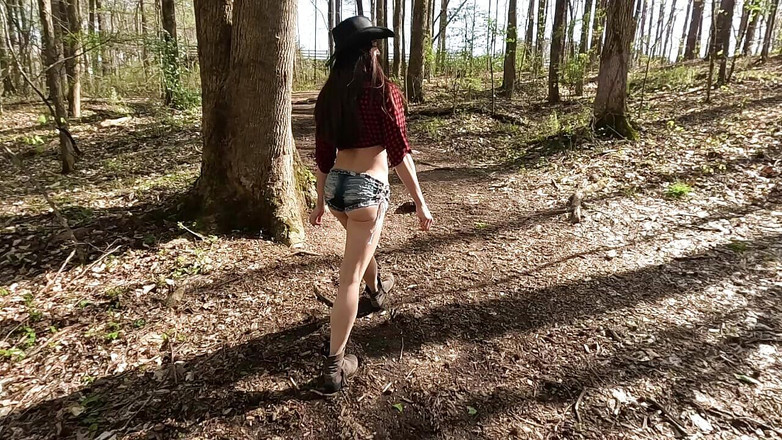 littlebuffbrunette: Chica de campo folla al aire libre