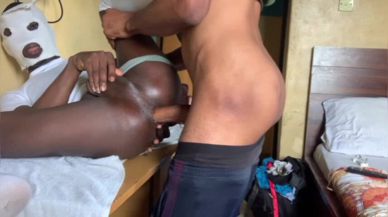 Mokobtm: Follando en una mesa con la amiga más grande