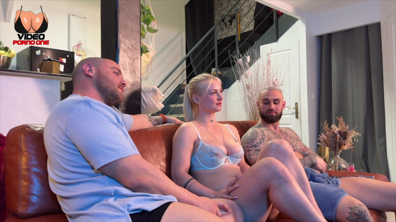 Video Porno One: この美しくいたずらっ子は、2人の装備の整った男性をかわす