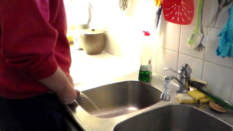 Sex hub male: John kencing di wastafel dapur