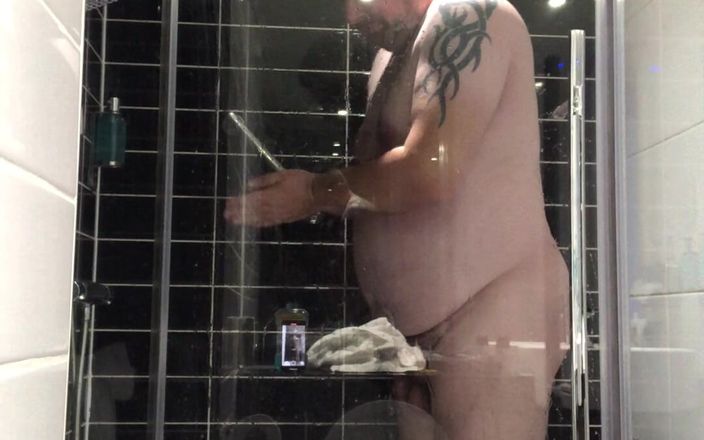 Uktattooedchub: Gordito chico mear y ducha