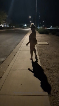深夜裸体散步！