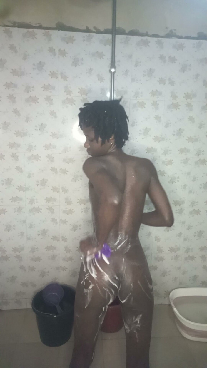 Dwuxxx: เวลาอาบน้ํากับ Dwuxxx