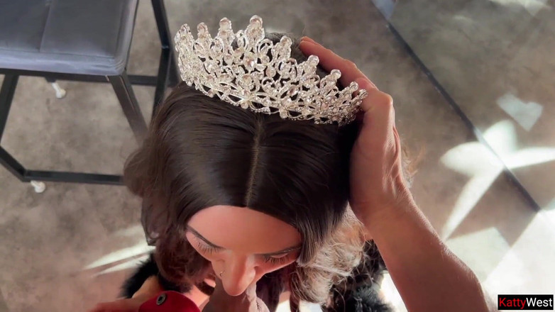 Katty West: 백설공주는 할로윈에 여왕으로부터 몰래 노움과 성관계를 가졌다