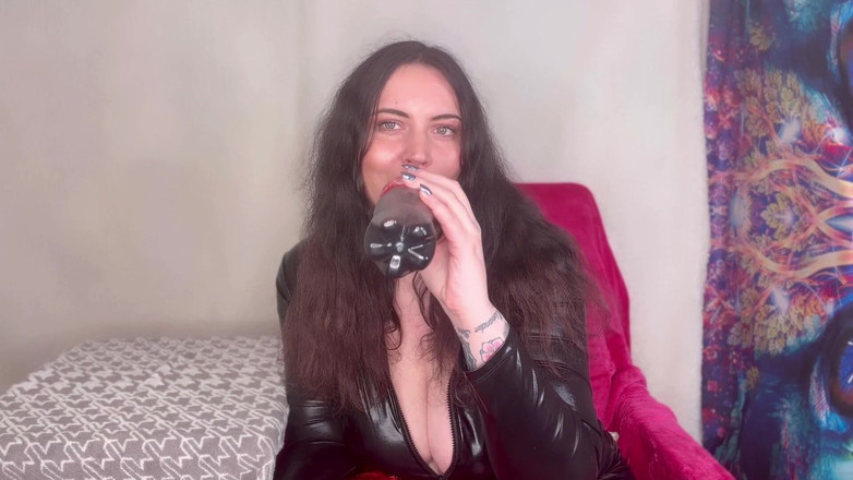 MissFFW: Bayan ffw ateşli bir içkinin ve geğirmenin tadını çıkarıyor