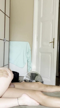 Perversa spinner Ellie Shoule se dezbracă afară și ejaculează în pizda ei păroasă - imoral în direct 4K