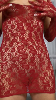 Une MILF sexy en lingerie sexy se caresse la bite avec sa chatte