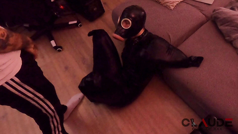 Claude Nikotine: Piss Feeding &amp; Fleshligth ガスマスク