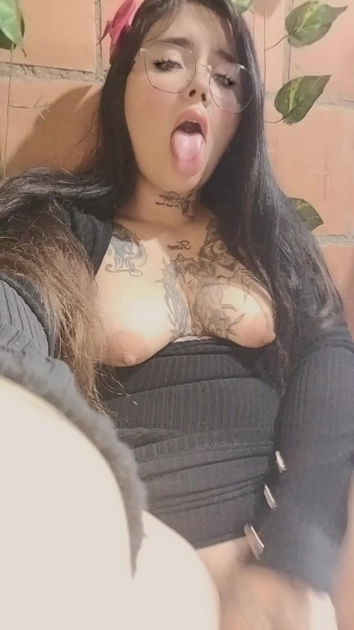 Dalyla: Secretara își atinge vaginul cu degetul