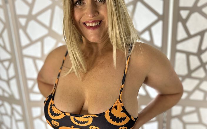 Tabitha XXX: Big Pumpkins Boobies and Ass Bouncing