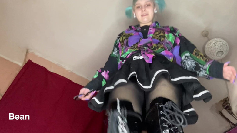 Alice Bean: Cute Giantess Steps on You