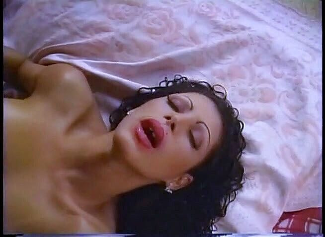 Shemale World: Shemale s velkými prsy a ohromujícím tělem ošukaná klukem