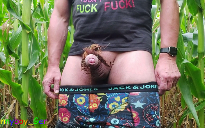 Funnyboy-Ger: Sexy Kerl Pisst Im Maisfeld, Wichst Seinen Dicken Schwanz, Macht...