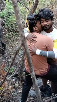 Сводный брат и пареньки-студентки наступают утром, лес и молодая задница и минет.