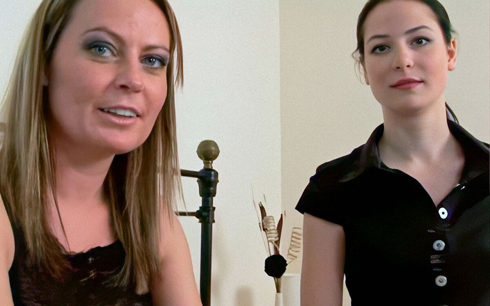 Naughty Noughties: Alexis May и Анна наслаждаются развлечениями с дилдо вместе на кровати