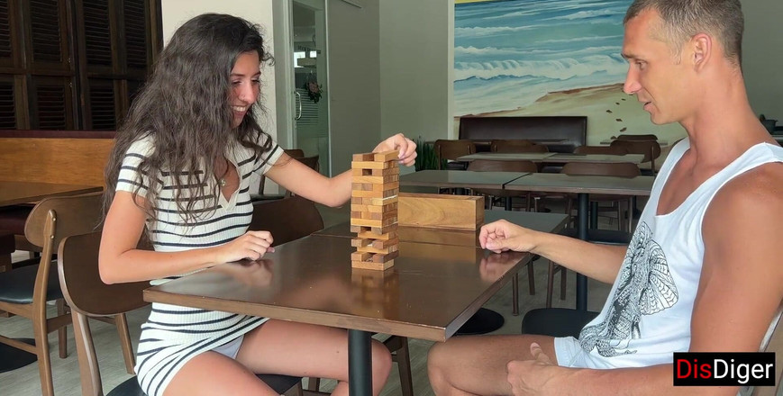 Dis Diger: Teman wanita kehilangan duburnya dalam permainan Jenga dan dikongkek keras...