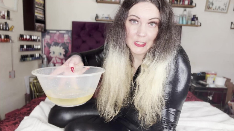 MissFFW: Paní Ffw chčije na mísu, aby ukázala poraženého