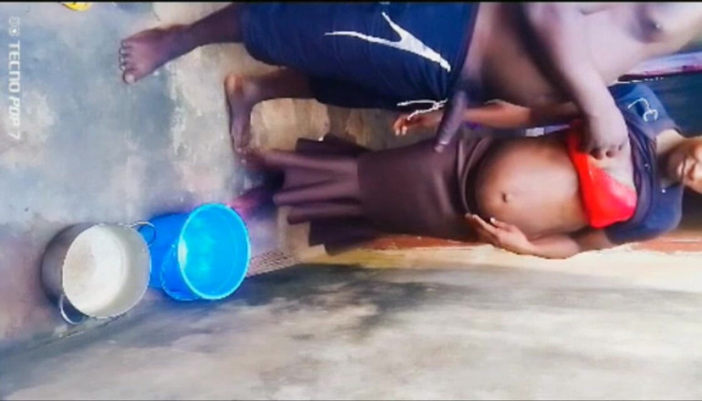 Pornsexlive: Nachbarschaftsmädchen wird in einer ecke eines unfertigen hauses gefickt